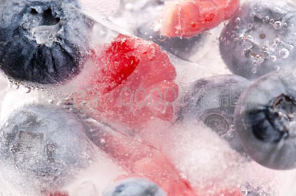 冰冻在冰棍上的覆盆子和黑莓